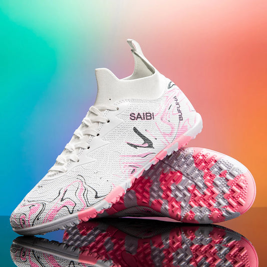 Chaussures de football, sneakers, chaussures de soccer, au-dessus de la cheville mais pas jusqu'au genou, semelle antidérapante à crampons.
