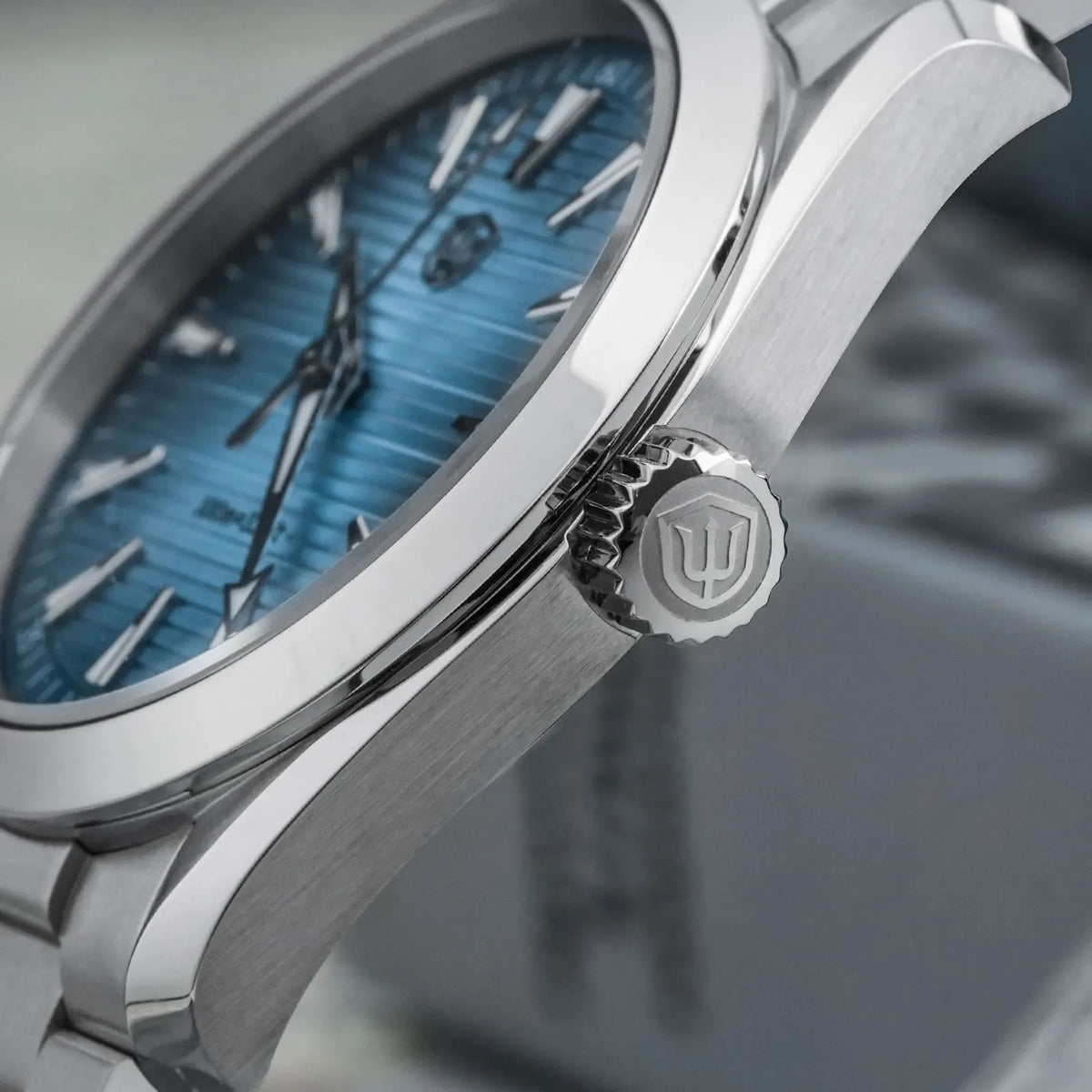 Ura Watchdives WD0006, mehanizem VH31 s tekočim sekundnim kazalcem, izbočeno safirno steklo, luminescentni premaz BGW9, vodotesna do 10 barov, premer 38 mm, vintage stil