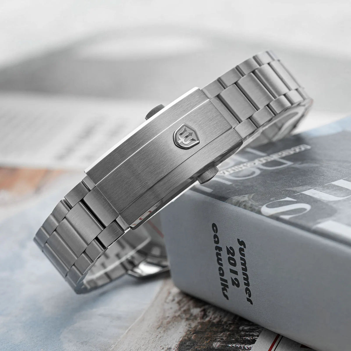 Ura Watchdives WD0006, mehanizem VH31 s tekočim sekundnim kazalcem, izbočeno safirno steklo, luminescentni premaz BGW9, vodotesna do 10 barov, premer 38 mm, vintage stil