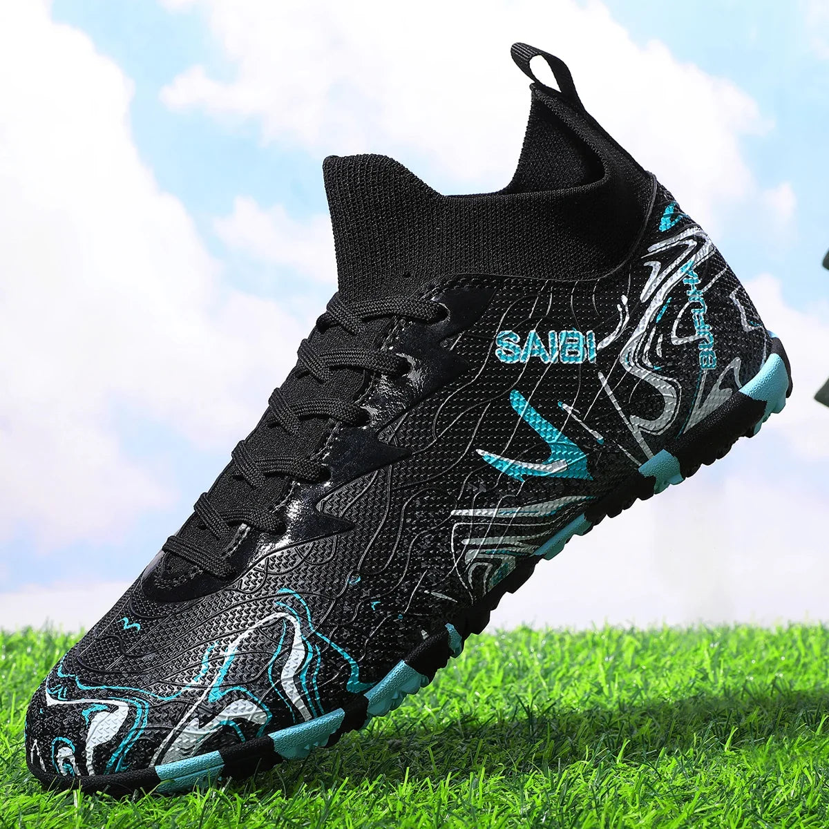 Chaussures de football, sneakers, chaussures de soccer, au-dessus de la cheville mais pas jusqu'au genou, semelle antidérapante à crampons.