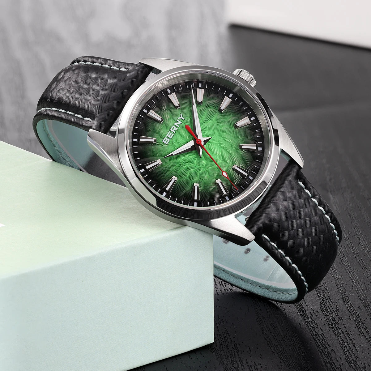 Montre pour homme BERNY – Montre à quartz élégante et classique, étanche à 10 ATM, dotée d'un verre saphir et d'aiguilles luminescentes, idéale pour une tenue habillée ou professionnelle, avec bracelet en cuir.
