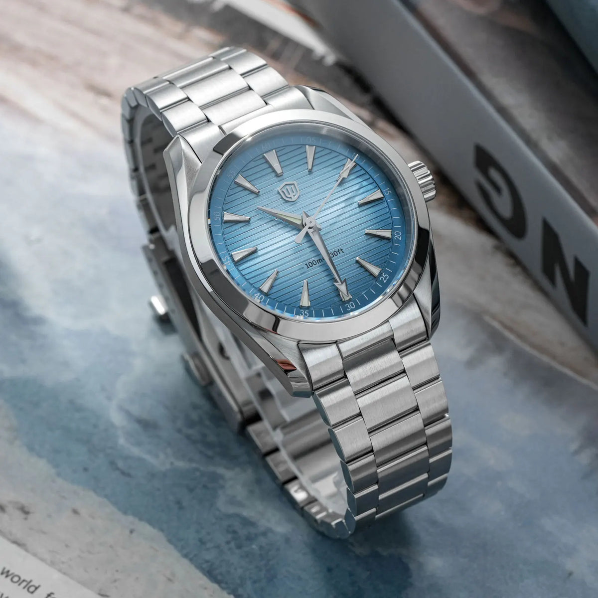 Ura Watchdives WD0006, mehanizem VH31 s tekočim sekundnim kazalcem, izbočeno safirno steklo, luminescentni premaz BGW9, vodotesna do 10 barov, premer 38 mm, vintage stil