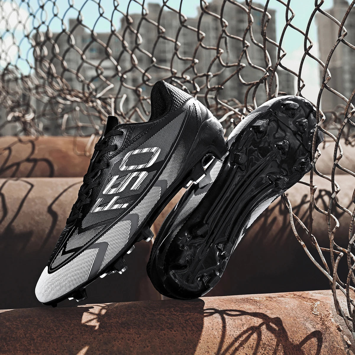 Chaussures de football pour hommes, crampons AG FG, semelle en caoutchouc durable, tige en PU léger, chaussures de football pour adultes, idéales pour les matchs sur gazon et les entraînements.