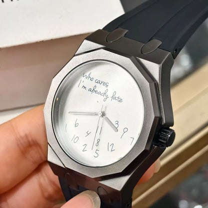 Orologio da uomo di lusso con cassa ottagonale e cinturino in silicone, impermeabile, dotato di un quadrante che riporta lo slogan umoristico «Who Cares I'm Already Late» (E allora? Sono già in ritardo).