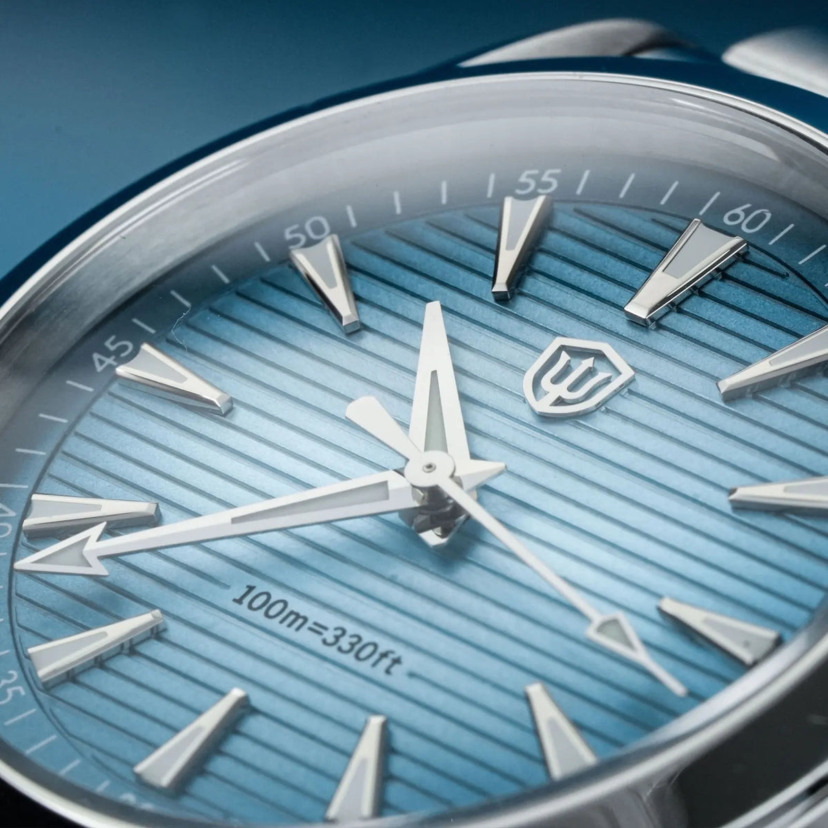 Ura Watchdives WD0006, mehanizem VH31 s tekočim sekundnim kazalcem, izbočeno safirno steklo, luminescentni premaz BGW9, vodotesna do 10 barov, premer 38 mm, vintage stil
