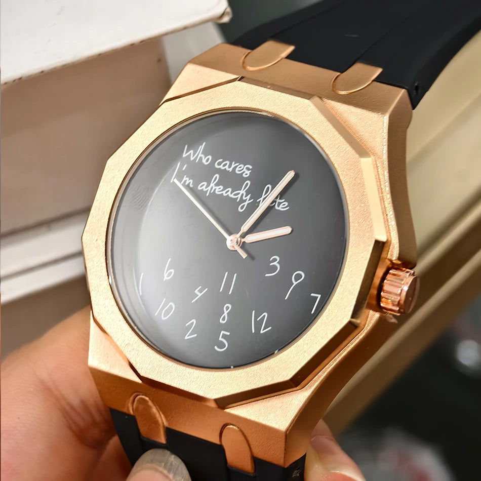 Orologio da uomo di lusso con cassa ottagonale e cinturino in silicone, impermeabile, dotato di un quadrante che riporta lo slogan umoristico «Who Cares I'm Already Late» (E allora? Sono già in ritardo).
