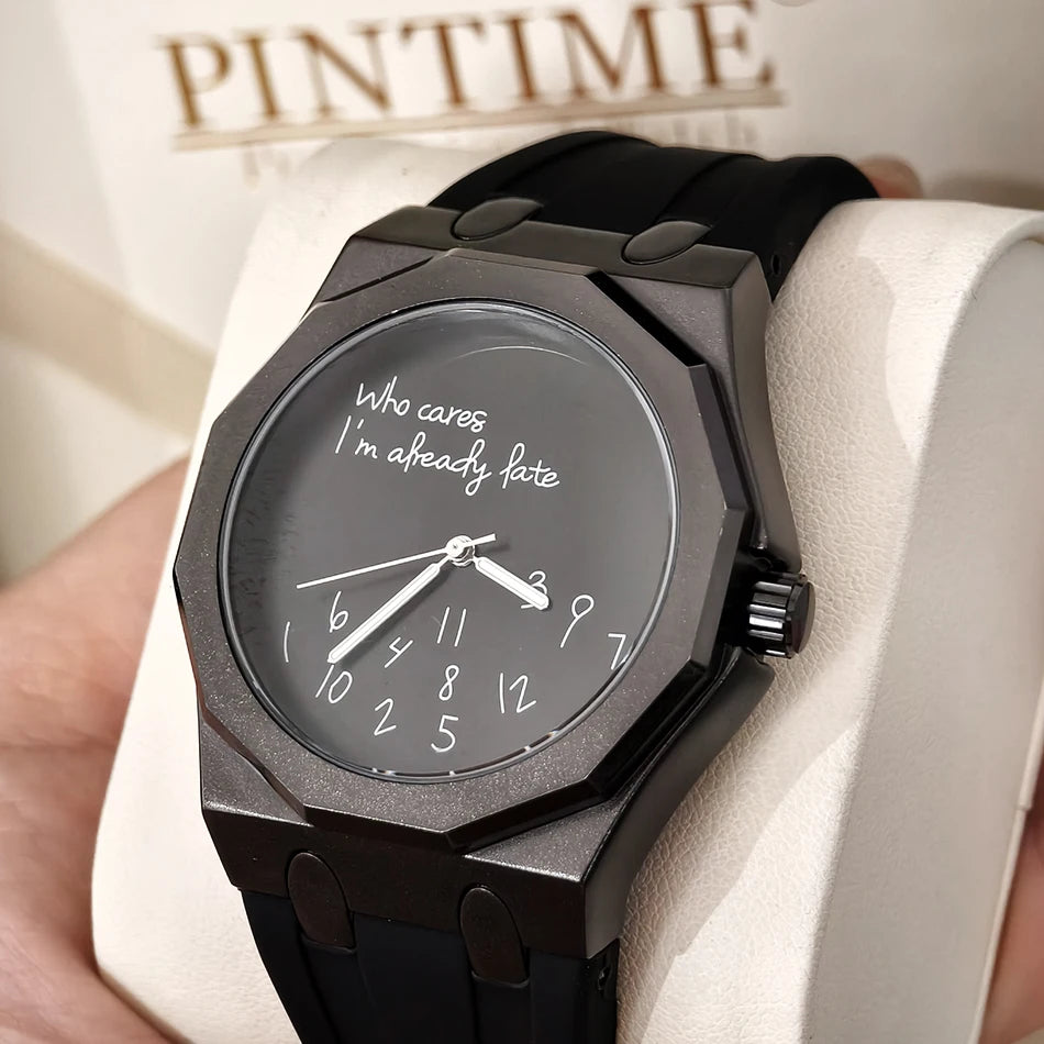 Orologio da uomo di lusso con cassa ottagonale e cinturino in silicone, impermeabile, dotato di un quadrante che riporta lo slogan umoristico «Who Cares I'm Already Late» (E allora? Sono già in ritardo).