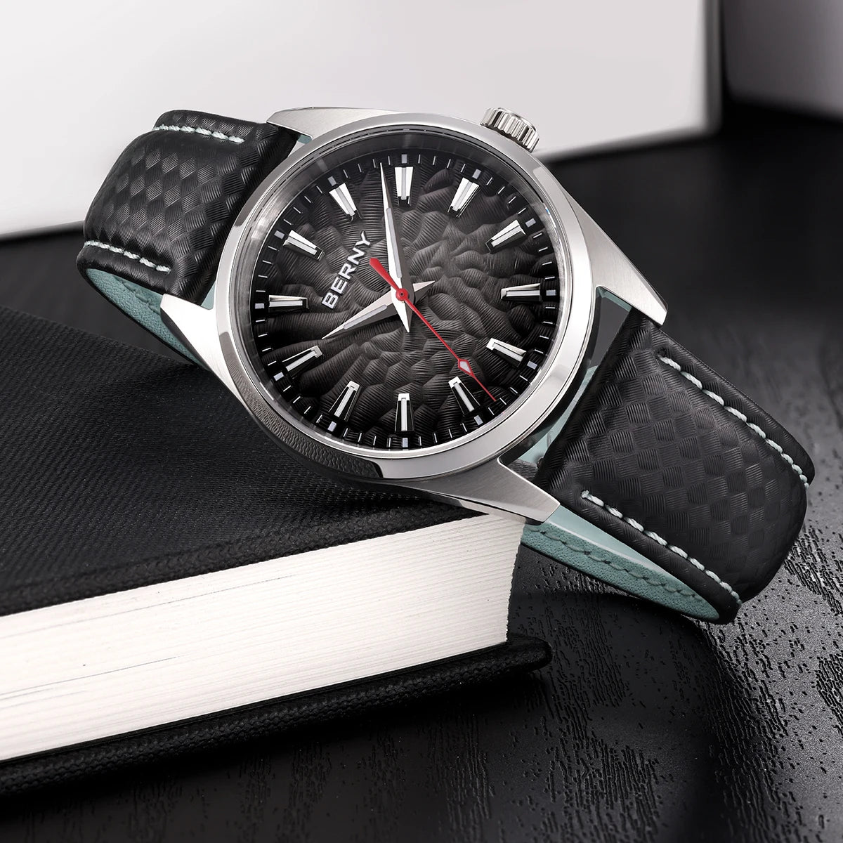 Montre pour homme BERNY – Montre à quartz élégante et classique, étanche à 10 ATM, dotée d'un verre saphir et d'aiguilles luminescentes, idéale pour une tenue habillée ou professionnelle, avec bracelet en cuir.