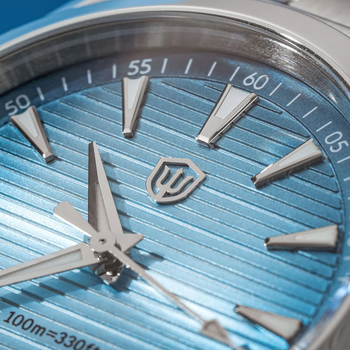 Ura Watchdives WD0006, mehanizem VH31 s tekočim sekundnim kazalcem, izbočeno safirno steklo, luminescentni premaz BGW9, vodotesna do 10 barov, premer 38 mm, vintage stil