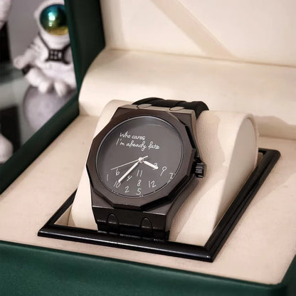 Orologio da uomo di lusso con cassa ottagonale e cinturino in silicone, impermeabile, dotato di un quadrante che riporta lo slogan umoristico «Who Cares I'm Already Late» (E allora? Sono già in ritardo).