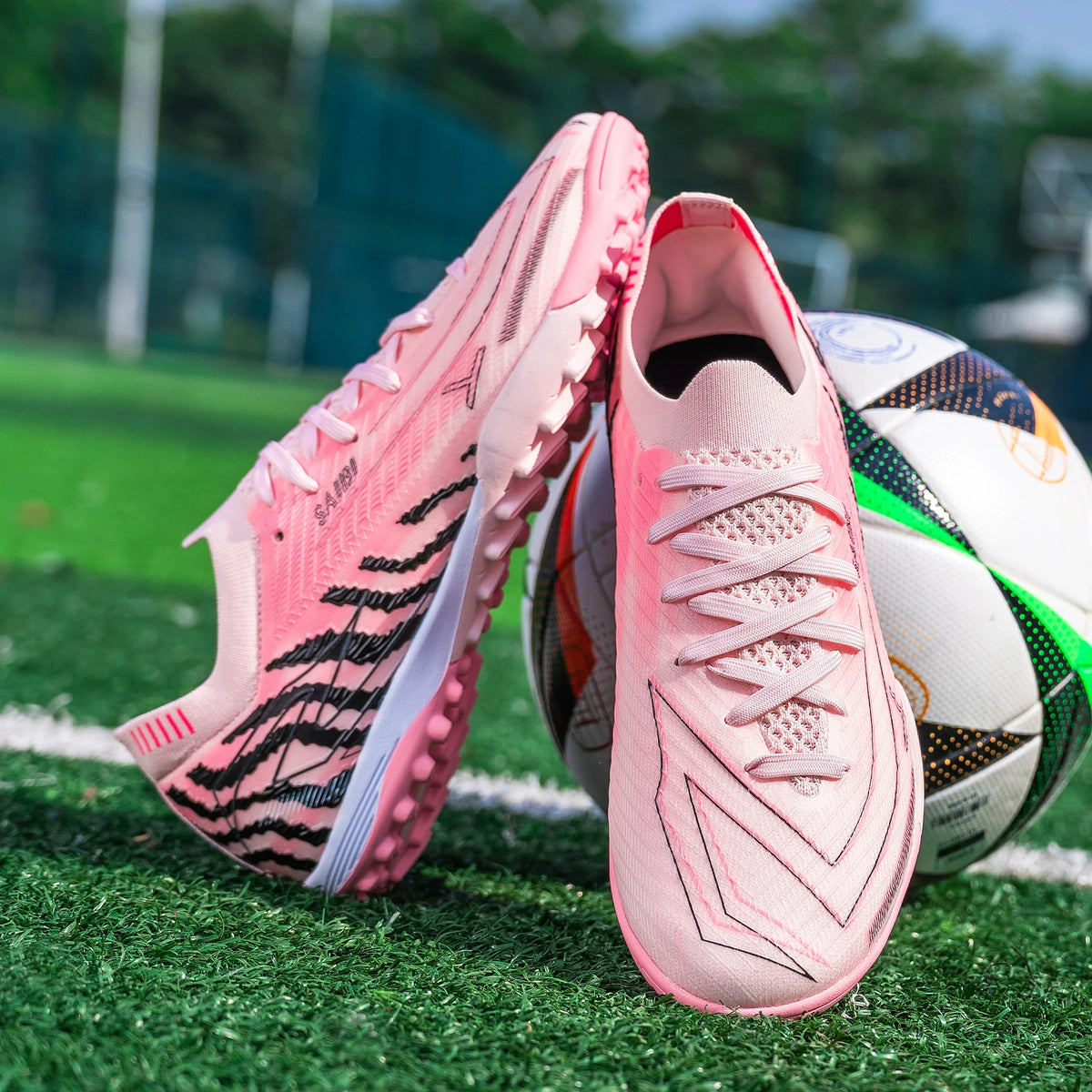 Chaussures de football TF pour hommes, tige en PU flexible, semelle en caoutchouc résistante à l'usure, crampons de football unisexes pour jouer sur terrain synthétique en extérieur.