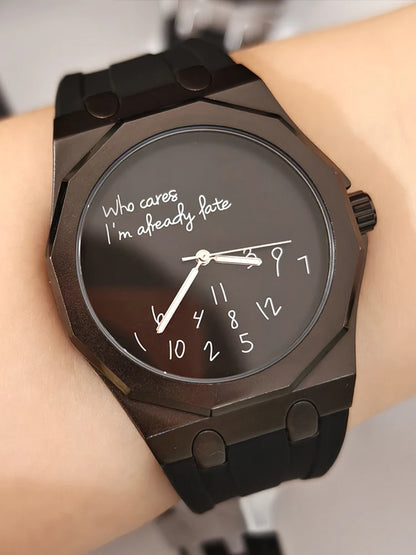 Orologio da uomo di lusso con cassa ottagonale e cinturino in silicone, impermeabile, dotato di un quadrante che riporta lo slogan umoristico «Who Cares I'm Already Late» (E allora? Sono già in ritardo).