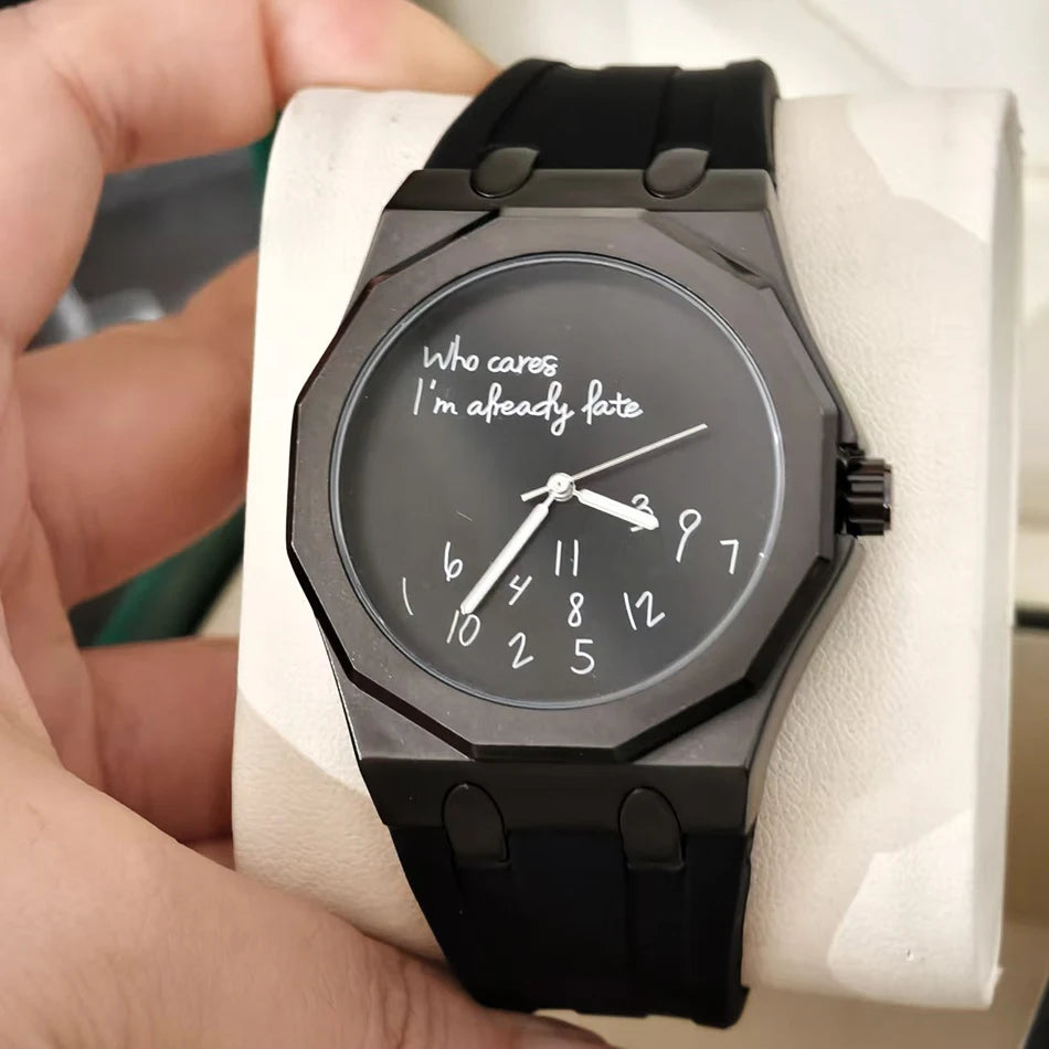 Orologio da uomo di lusso con cassa ottagonale e cinturino in silicone, impermeabile, dotato di un quadrante che riporta lo slogan umoristico «Who Cares I'm Already Late» (E allora? Sono già in ritardo).