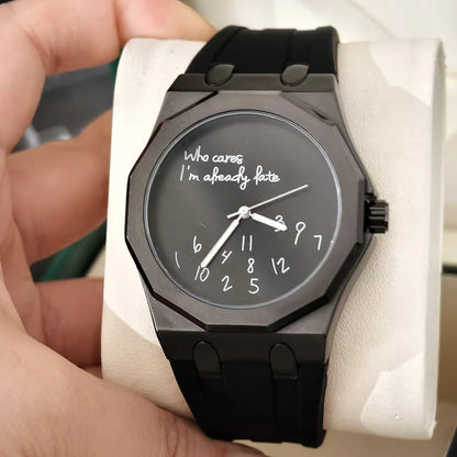 Orologio da uomo di lusso con cassa ottagonale e cinturino in silicone, impermeabile, dotato di un quadrante che riporta lo slogan umoristico «Who Cares I'm Already Late» (E allora? Sono già in ritardo).