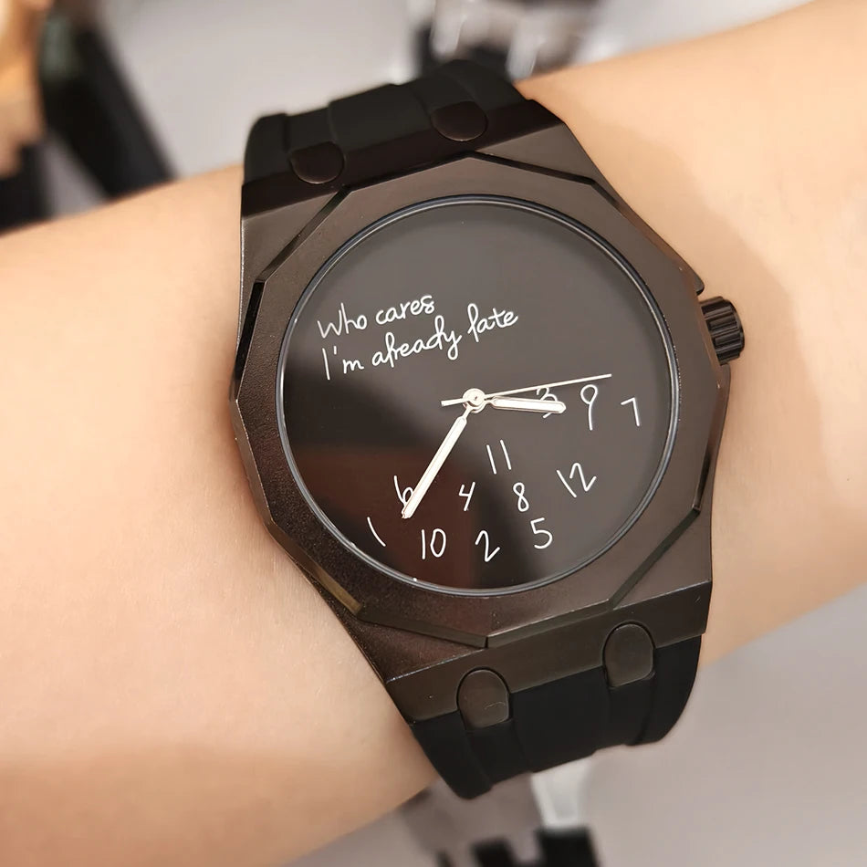 Orologio da uomo di lusso con cassa ottagonale e cinturino in silicone, impermeabile, dotato di un quadrante che riporta lo slogan umoristico «Who Cares I'm Already Late» (E allora? Sono già in ritardo).