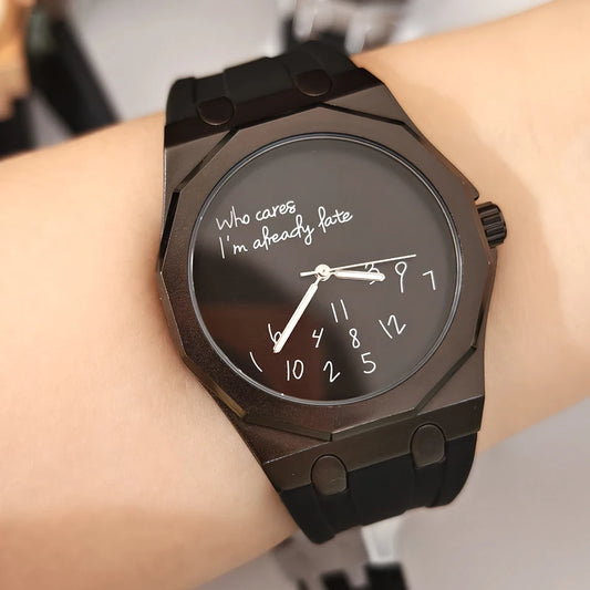 Montre pour homme de luxe avec boîtier octogonal et bracelet en silicone, étanche, dotée d'un cadran arborant le slogan humoristique « Who Cares I'm Already Late » (Et puis quoi, je suis déjà en retard).