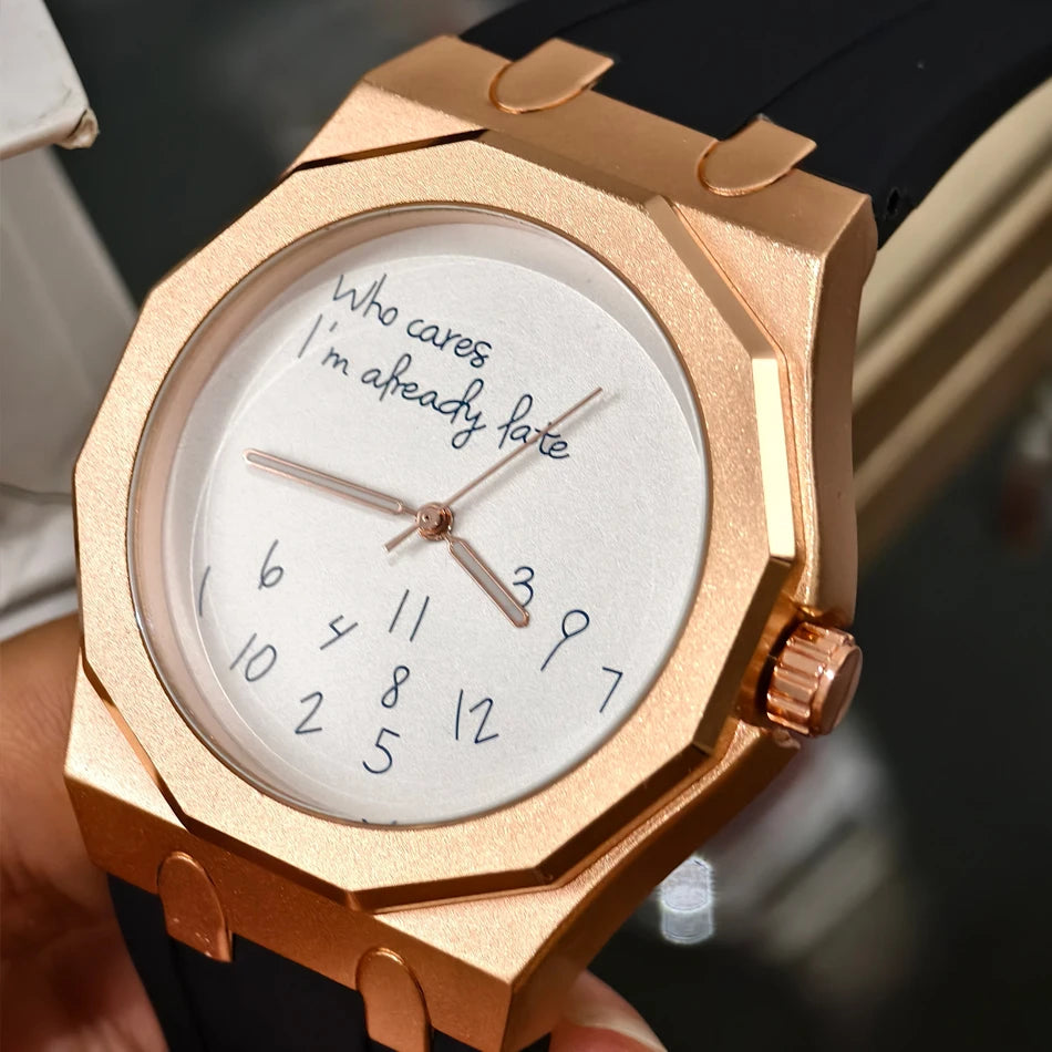 Orologio da uomo di lusso con cassa ottagonale e cinturino in silicone, impermeabile, dotato di un quadrante che riporta lo slogan umoristico «Who Cares I'm Already Late» (E allora? Sono già in ritardo).