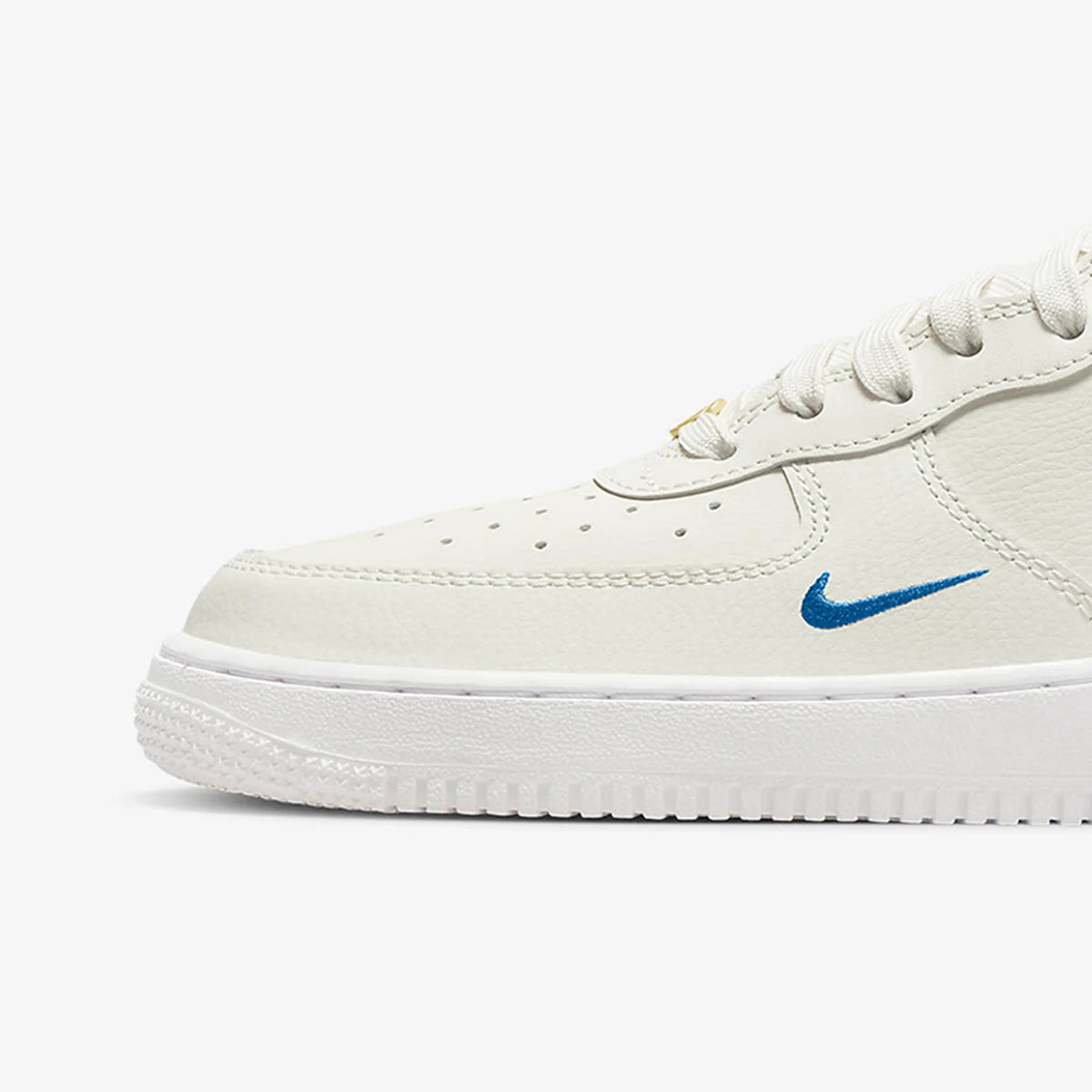 Nike originalni ženski visoki dihalni čevlji za rolkanje Air Force 1 07 Se DQ7584-100