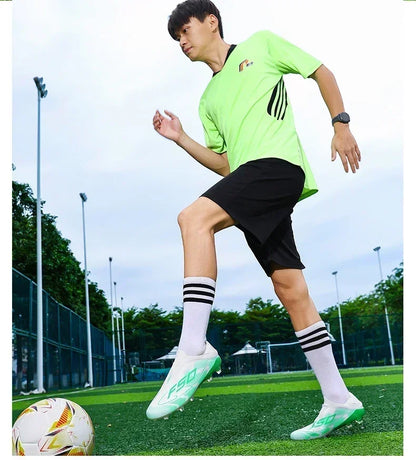 Nouvelles Chaussures de Football pour Hommes – Crampons d'Extérieur pour Entraînement sur Gazon – Baskets Mi-Montantes Légères Antidérapantes de Haute Qualité – Meilleures Ventes